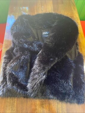 ZARA Black Women’s Faux Fur vest size large
